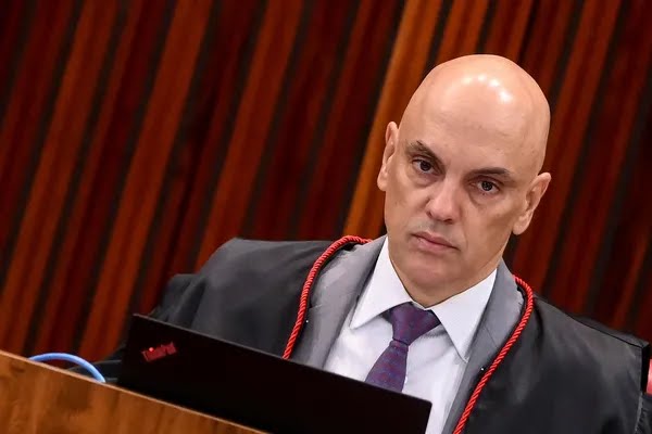 Moraes ordena que Bolsonaro apresente ao STF convite formal para posse de Trump